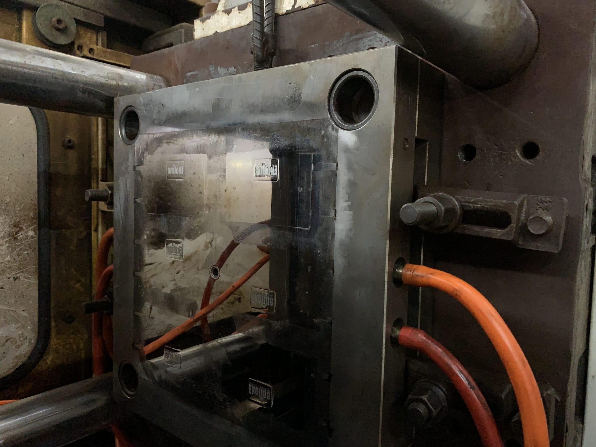 Texto/logotipo moldado por injeção