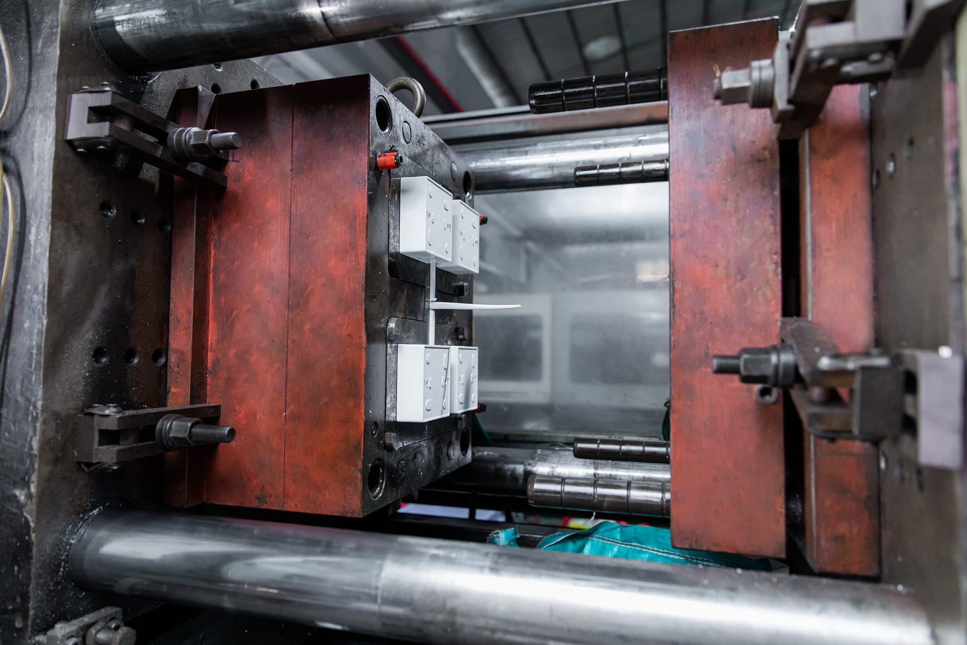 P06 2 S02 Fixação automática de moldes em máquina de injeção de plástico