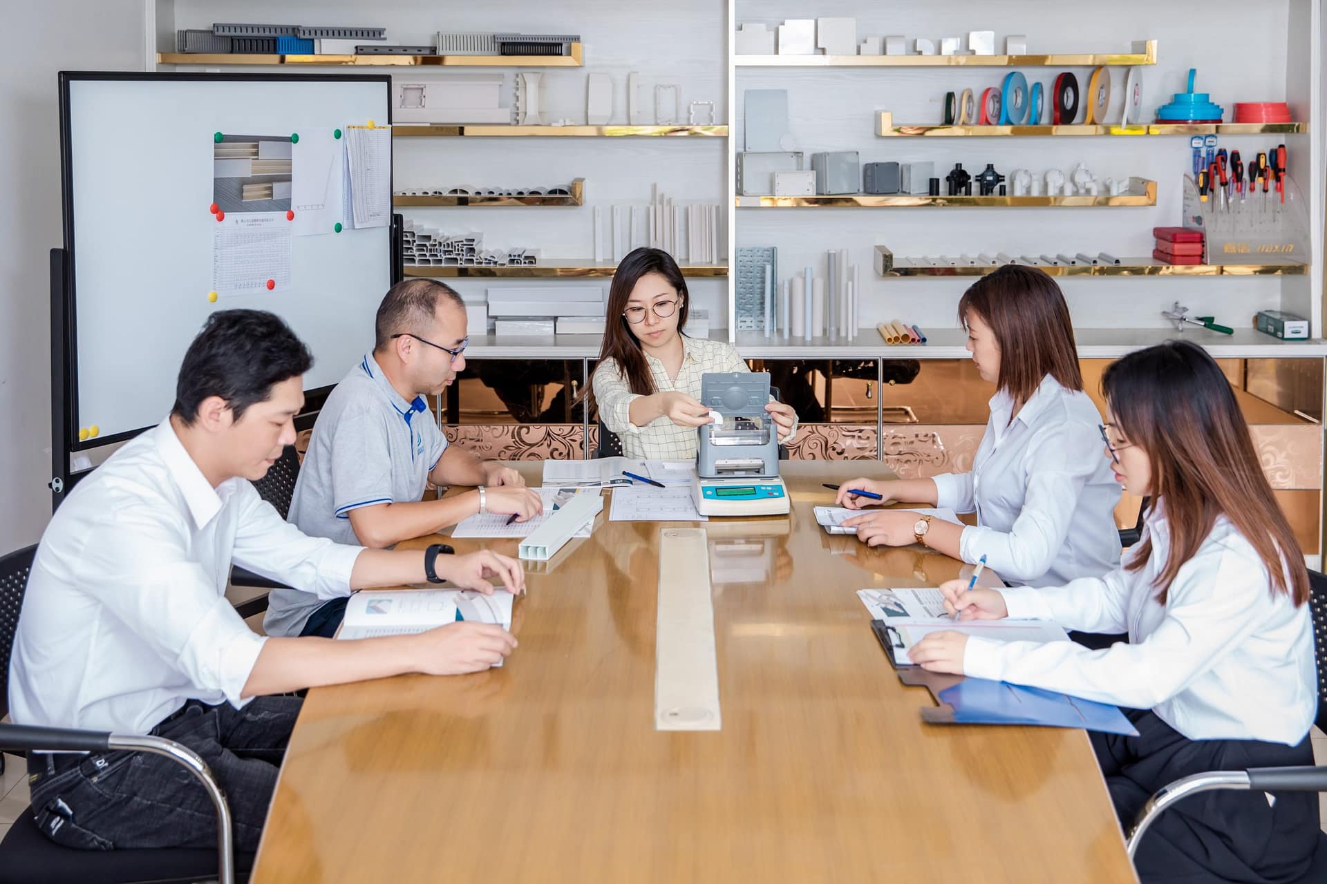 P07 4 S02 Teambesprechung zur Besprechung des Materialquotenplans