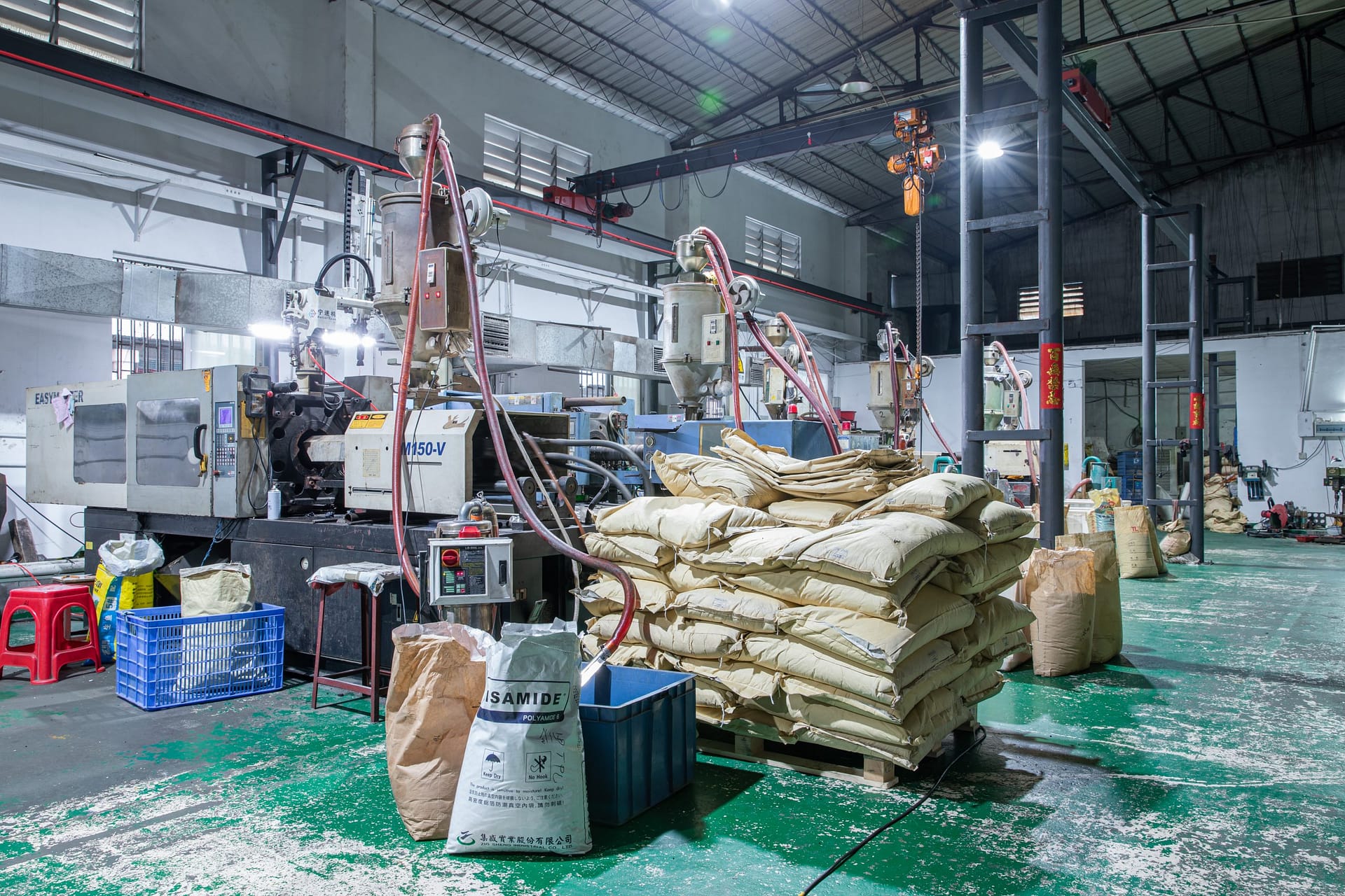 P06 2 S03 Plastic injection molding machine in operation
